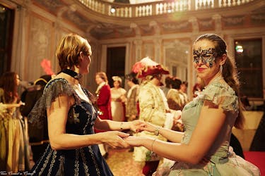 Carnavalsdans uit 1800 menuetstijl in Venetië uit 2024